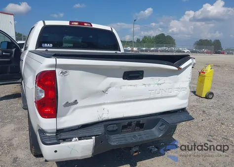 2018 Toyota Tundra Limited 5.7L V8 z USA, uszkodzony, nr VIN 5TFHW5F1XJX767085